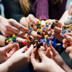 Versammlung und Workshop bildlich dargestellt mit Legofiguren
