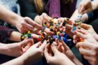 Versammlung und Workshop bildlich dargestellt mit Legofiguren