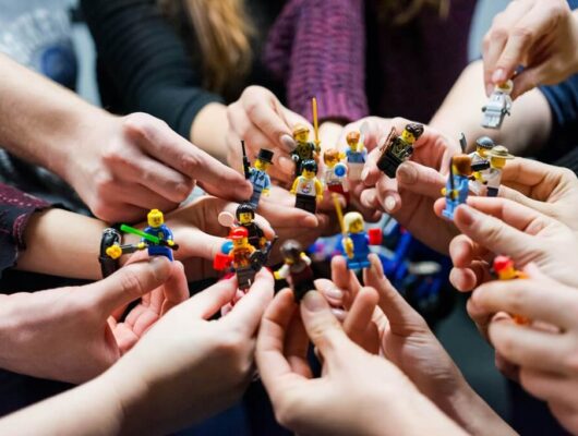 Versammlung und Workshop bildlich dargestellt mit Legofiguren